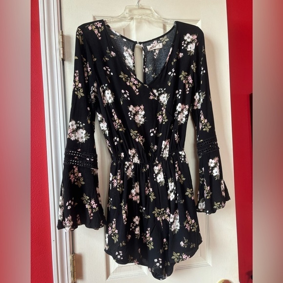 Hollister Floral Print VNeck Elastic Waist Bell Sleeve Romper Wm’s Sz M - Picture 2 of 9